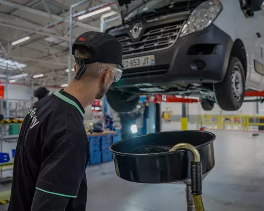 Technicien travaillant sur le rétrofit de véhicules utilitaires à l'usine de Flins du Groupe Renault dans le cadre du partenariat avec TOLV