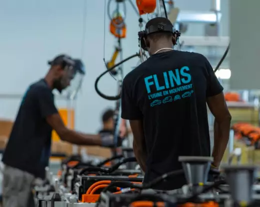 Techniciens travaillant sur le rétrofit de véhicules utilitaires à l'usine de Flins du Groupe Renault dans le cadre du partenariat avec TOLV