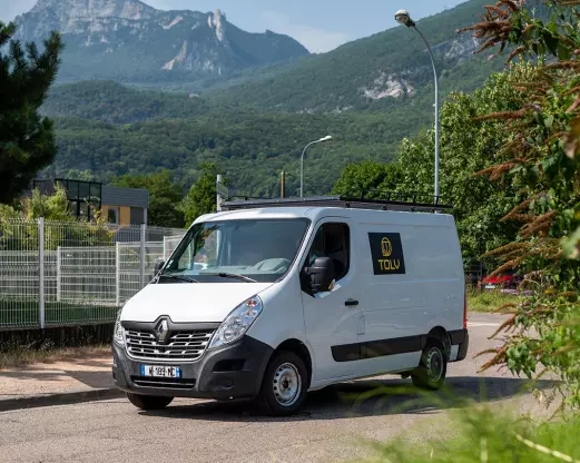 Renault Master rétrofité par TOLV devant les montagnes Grenobloises en Isère