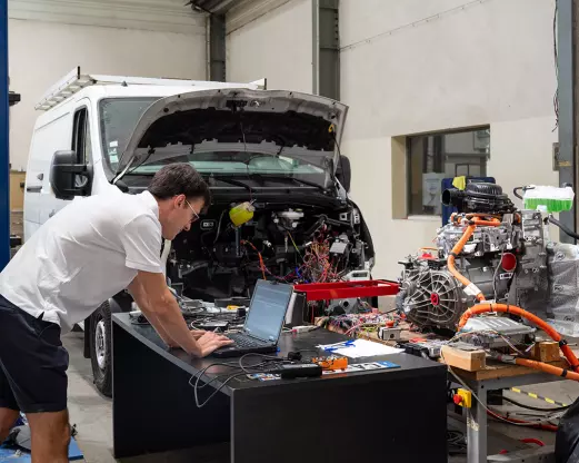 Technicien TOLV en train de rétrofiter un véhicule utilitaire dans l'atelier TOLV