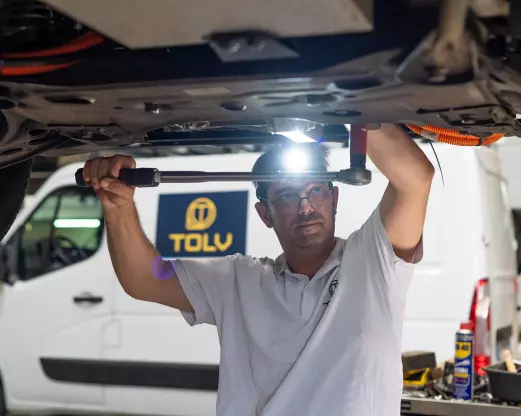 Technicien en train de rétrofiter un véhicule utilitaire dans l'atelier TOLV