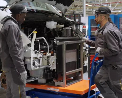 Techniciens travaillant sur le rétrofit de véhicules utilitaires à l'usine de Flins du Groupe Renault dans le cadre du partenariat avec TOLV