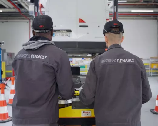 Techniciens travaillant sur le rétrofit de véhicules utilitaires à l'usine de Flins du Groupe Renault dans le cadre du partenariat avec TOLV