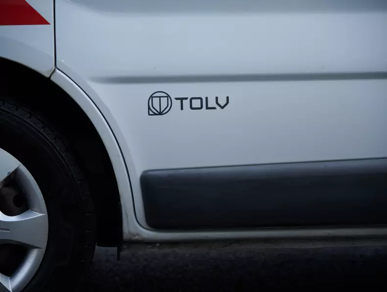 Renault Master rétrofité par TOLV photographié devant les montagnes Grenobloises en Isère - Tolv