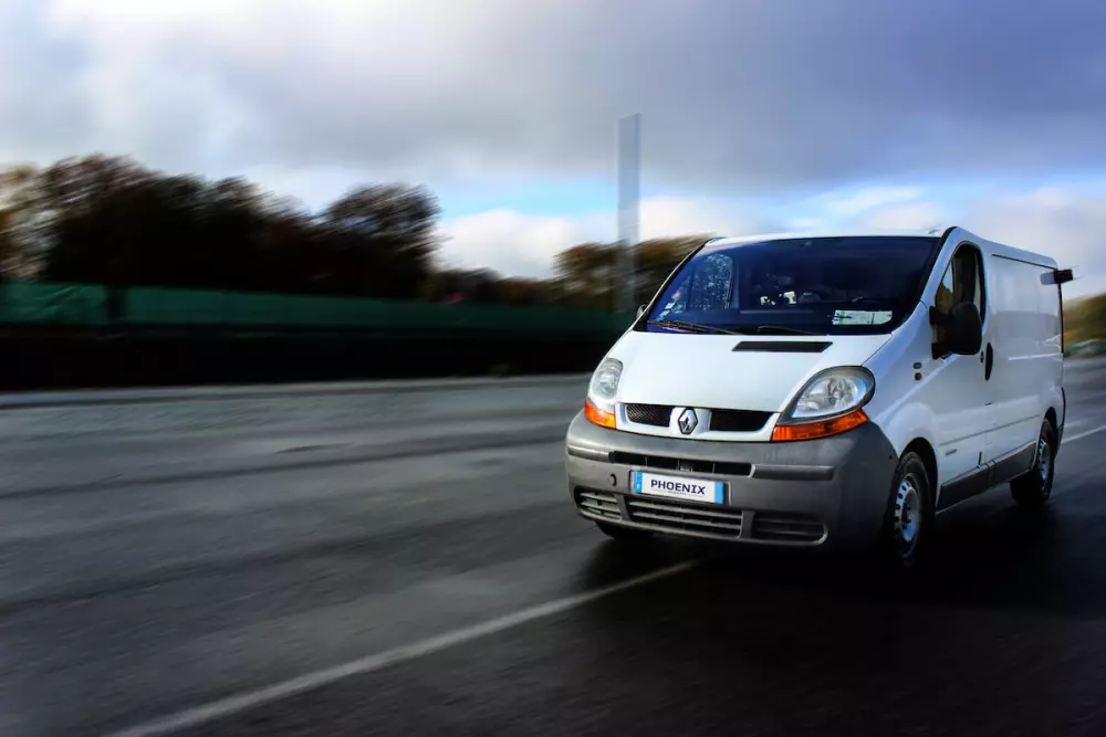 TOLV lève 3M€ pour accélérer l'électrification des flottes - Photo d'un Renault Trafic rétrofité par TOLV