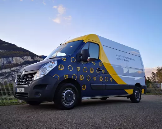 Renault Master rétrofité par TOLV devant les montagnes Grenobloises en Isère