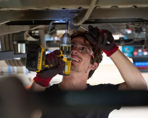 Technicien TOLV en train de rétrofiter un véhicule utilitaire dans l'atelier TOLV