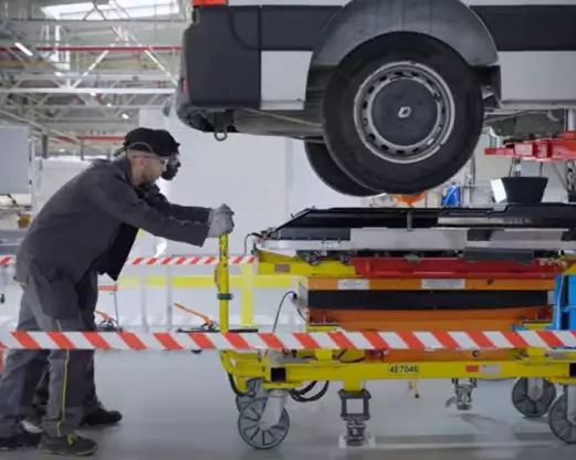 Techniciens travaillant sur le rétrofit de véhicules utilitaires à l'usine de Flins du Groupe Renault dans le cadre du partenariat avec TOLV