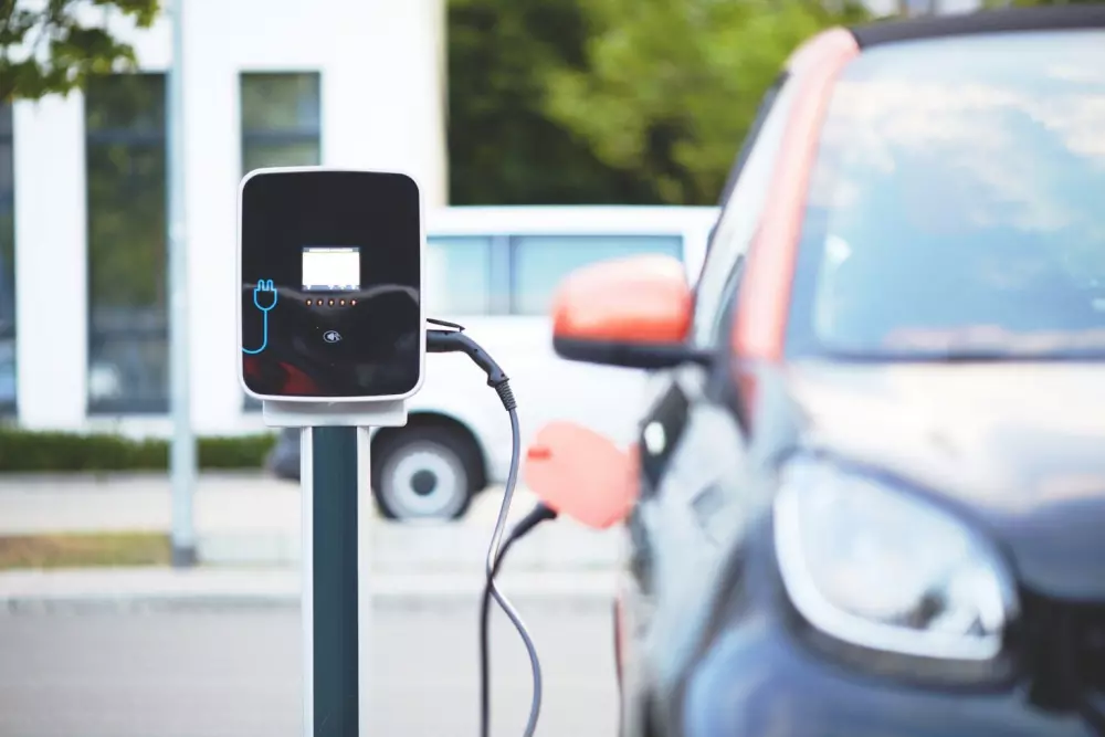 Borne de recharge pour voiture électrique et voiture en train d'être chargée