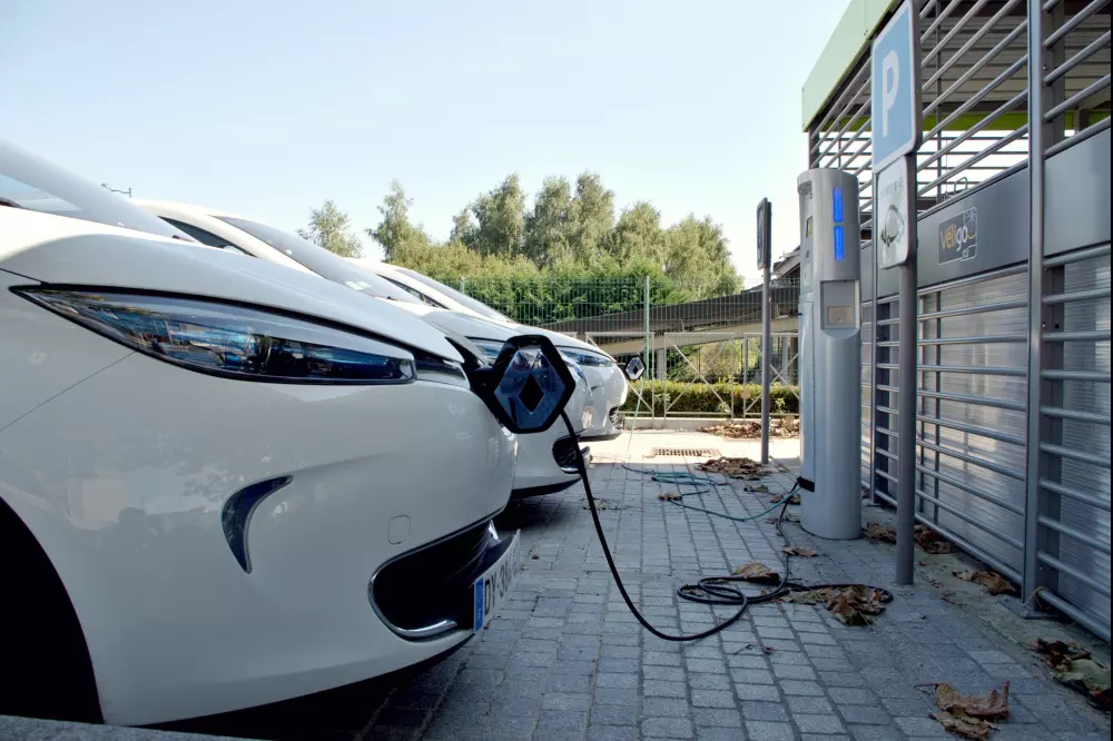 Bornes de recharge pour voiture électrique et voitures en train d'être chargées