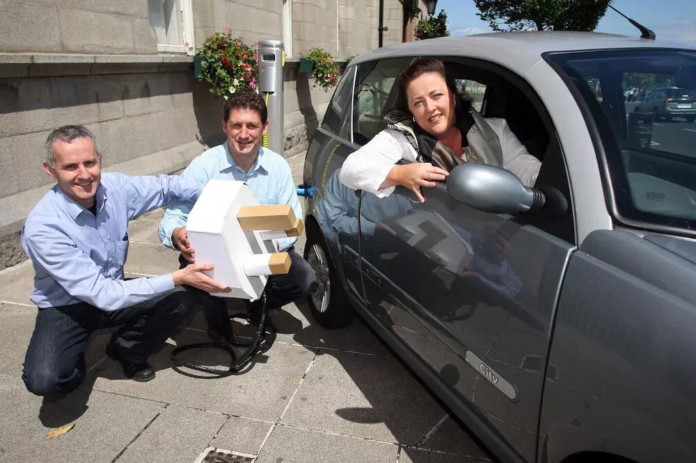 Des salariés faisant la promotion de la voiture électrique en entreprise