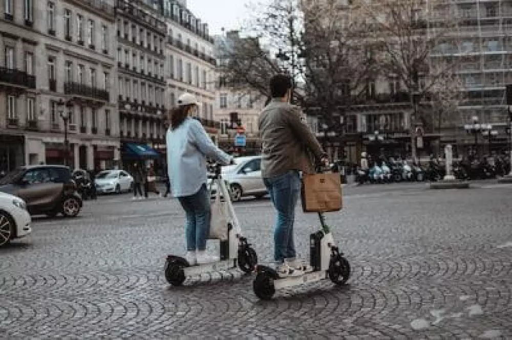 Des personnes en trottinette électrique en ville - Vers une mobilité durable !