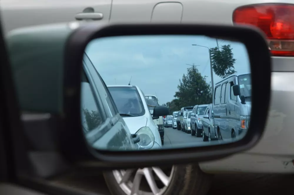 Qu'est-ce qu'une ZFE, Zone à Faibles Émissions ? - Voitures dans le trafic nuisant à la qualité de l'air