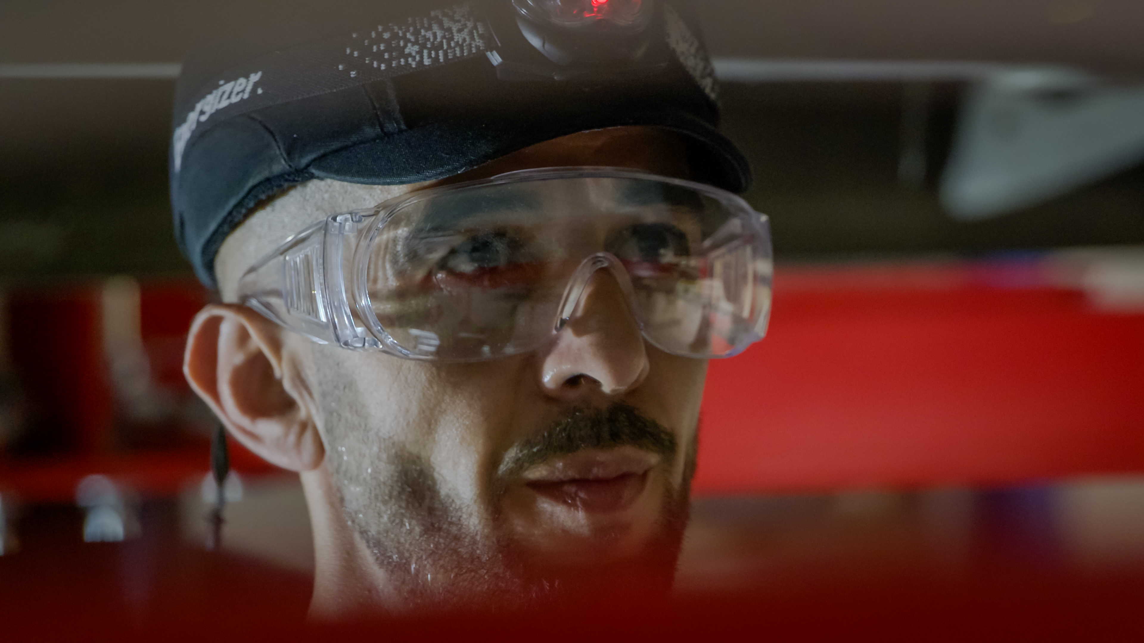 Technicien travaillant sur le rétrofit de véhicules utilitaires à l'usine de Flins du Groupe Renault dans le cadre du partenariat avec TOLV