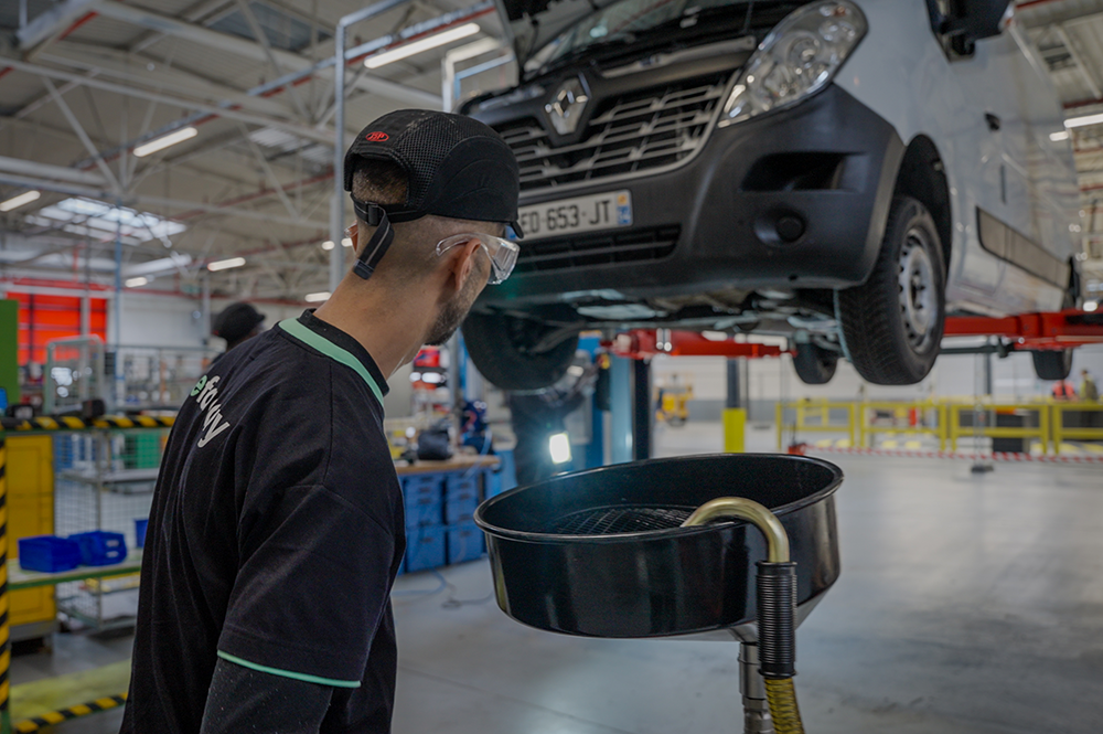 Technicien travaillant sur le rétrofit de véhicules utilitaires à l'usine de Flins du Groupe Renault dans le cadre du partenariat avec TOLV