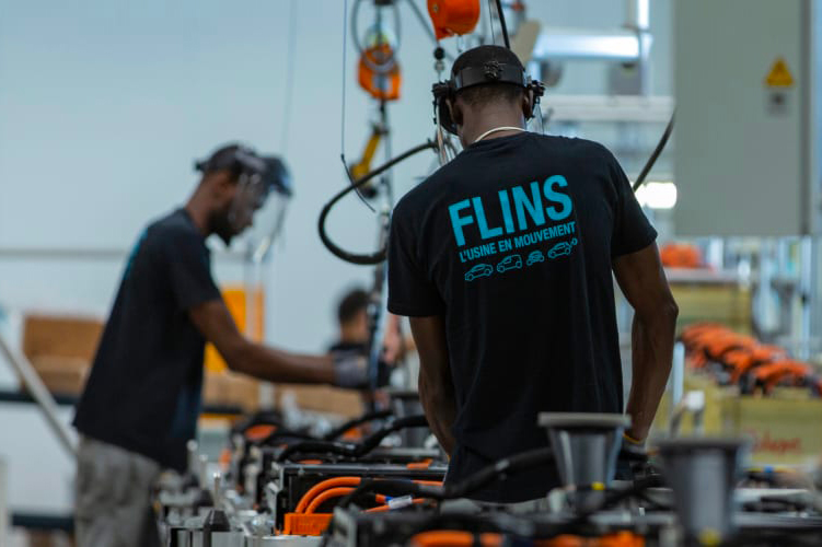 Techniciens travaillant sur le rétrofit de véhicules utilitaires à l'usine de Flins du Groupe Renault dans le cadre du partenariat avec TOLV