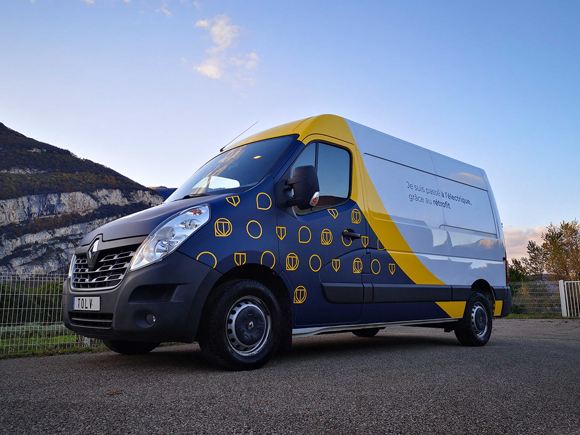 Renault Master rétrofité par TOLV devant les montagnes Grenobloises en Isère