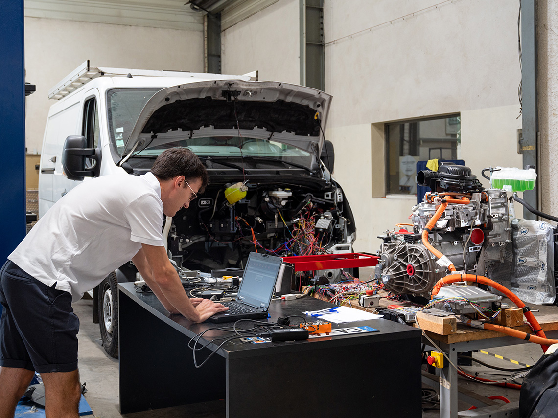 Technicien TOLV en train de rétrofiter un véhicule utilitaire dans l'atelier TOLV