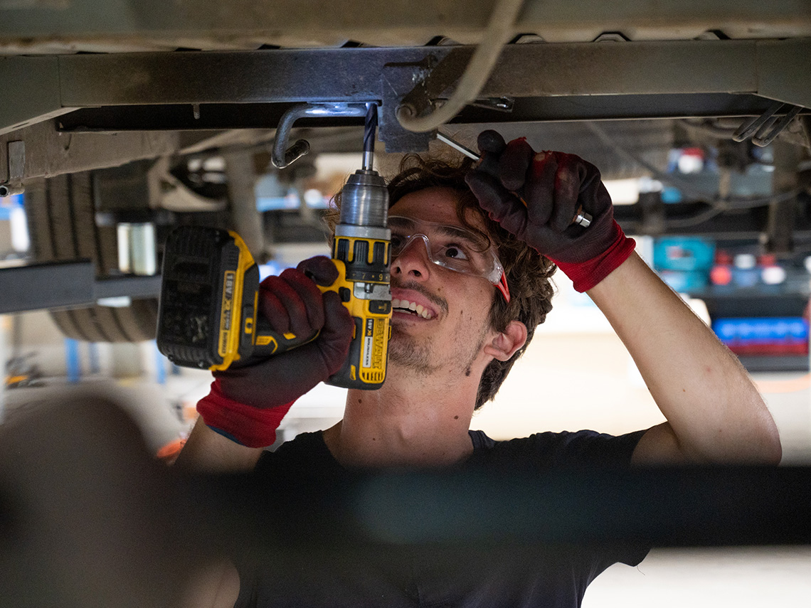 Technicien TOLV en train de rétrofiter un véhicule utilitaire dans l'atelier TOLV