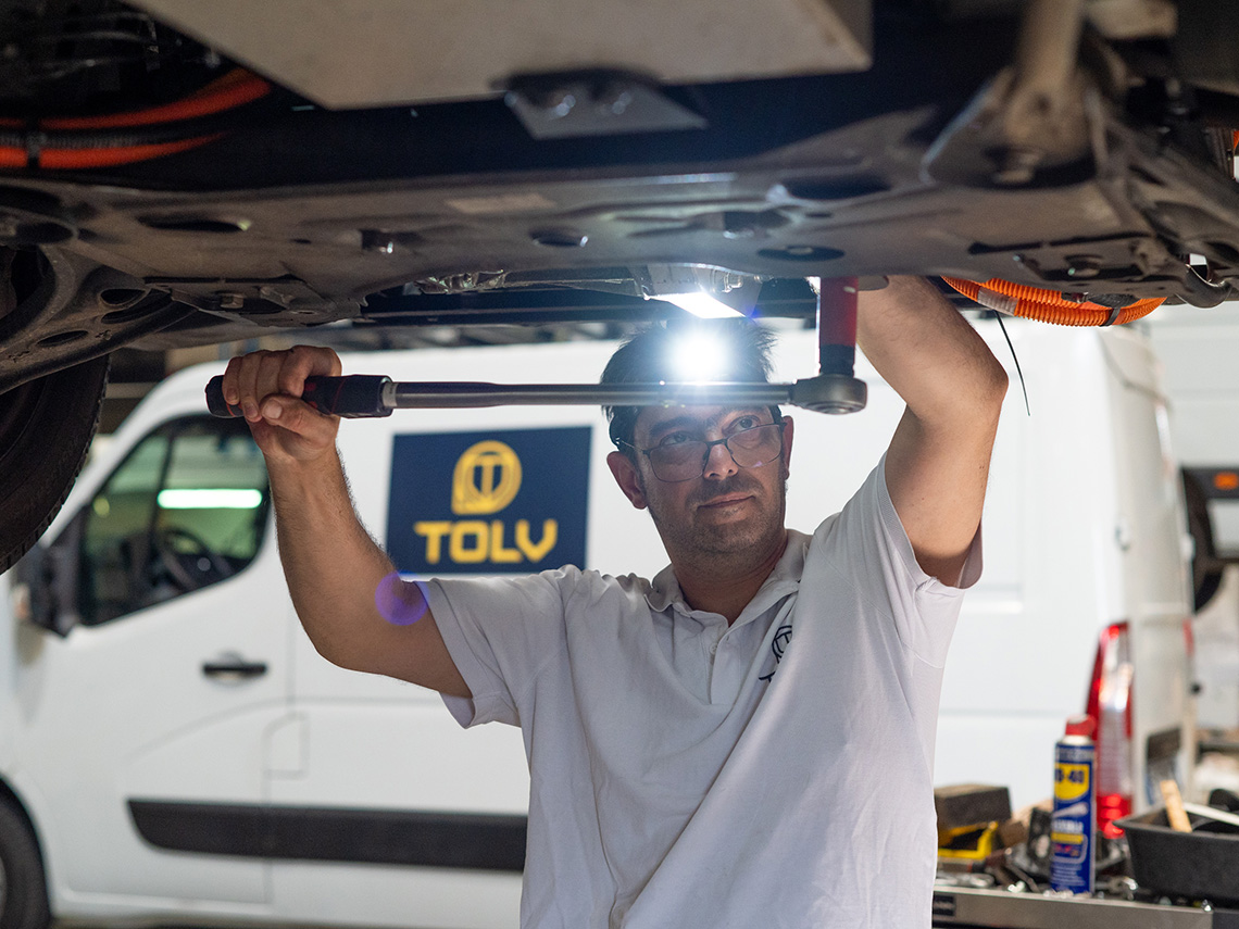 Technicien en train de rétrofiter un véhicule utilitaire dans l'atelier TOLV