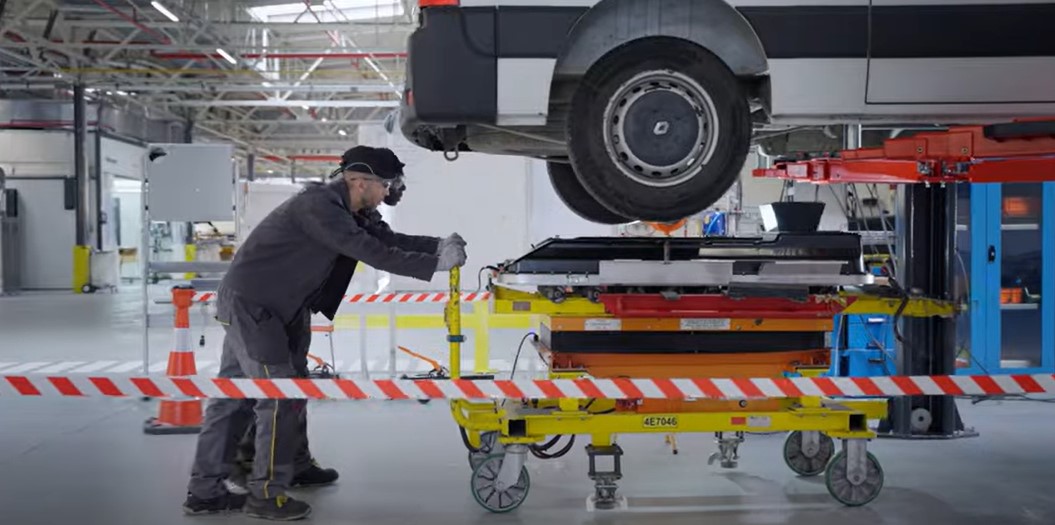 Techniciens travaillant sur le rétrofit de véhicules utilitaires à l'usine de Flins du Groupe Renault dans le cadre du partenariat avec TOLV