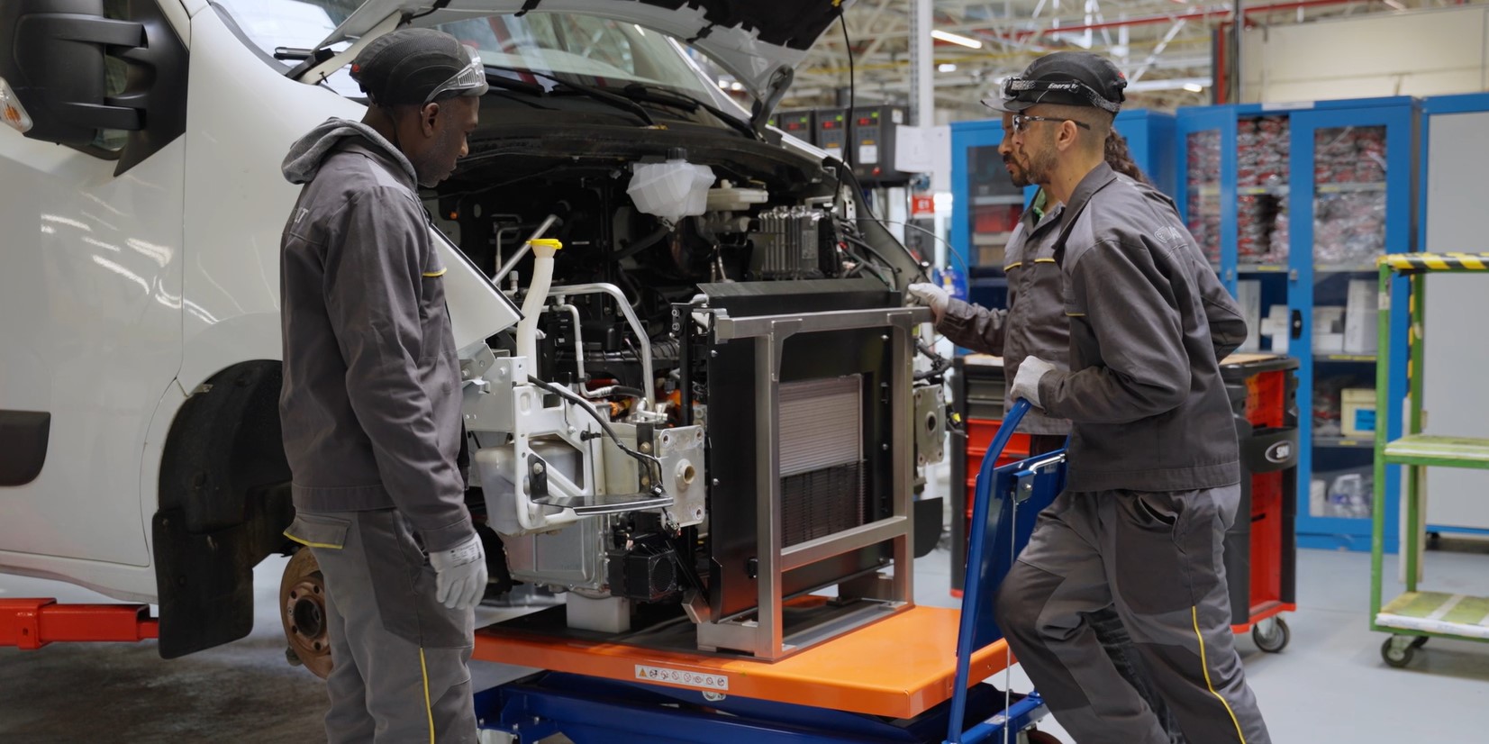 Techniciens travaillant sur le rétrofit de véhicules utilitaires à l'usine de Flins du Groupe Renault dans le cadre du partenariat avec TOLV