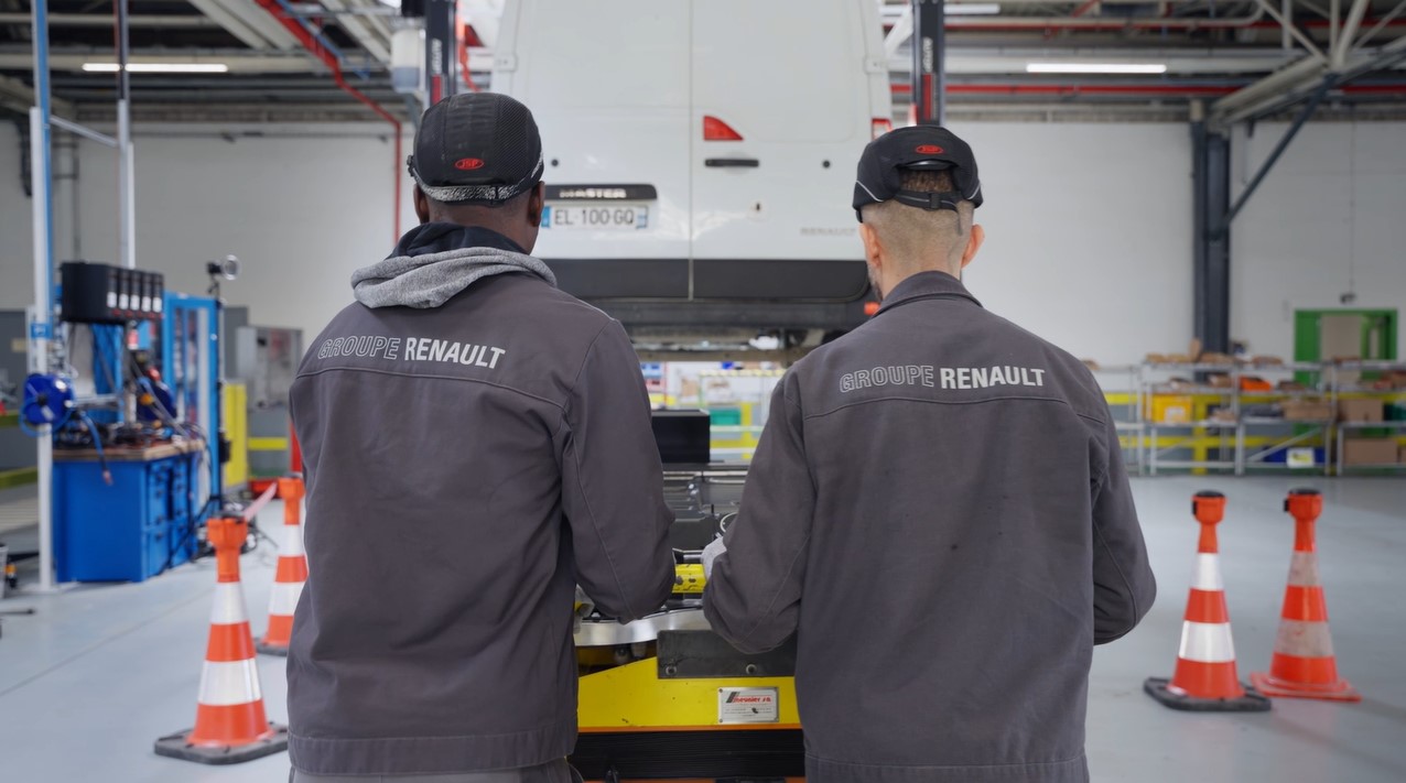 Techniciens travaillant sur le rétrofit de véhicules utilitaires à l'usine de Flins du Groupe Renault dans le cadre du partenariat avec TOLV